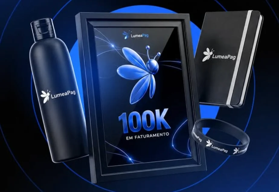 Placa de 100 mil em faturamento com garrafa, caderno e pulseira LumeaPag